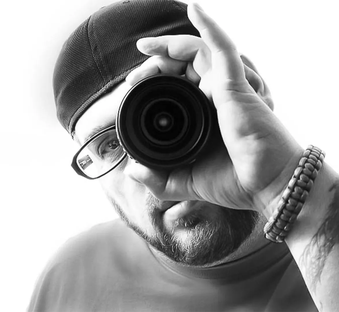 Mike Archibald, ichimichael Photography, holding his camera up to shoot